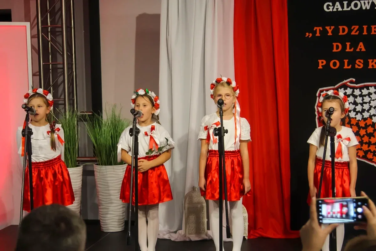 Dzieci i młodzież zaśpiewały w ramach piątkowego prologu przed Świętem Niepodległości (zdjęcia)