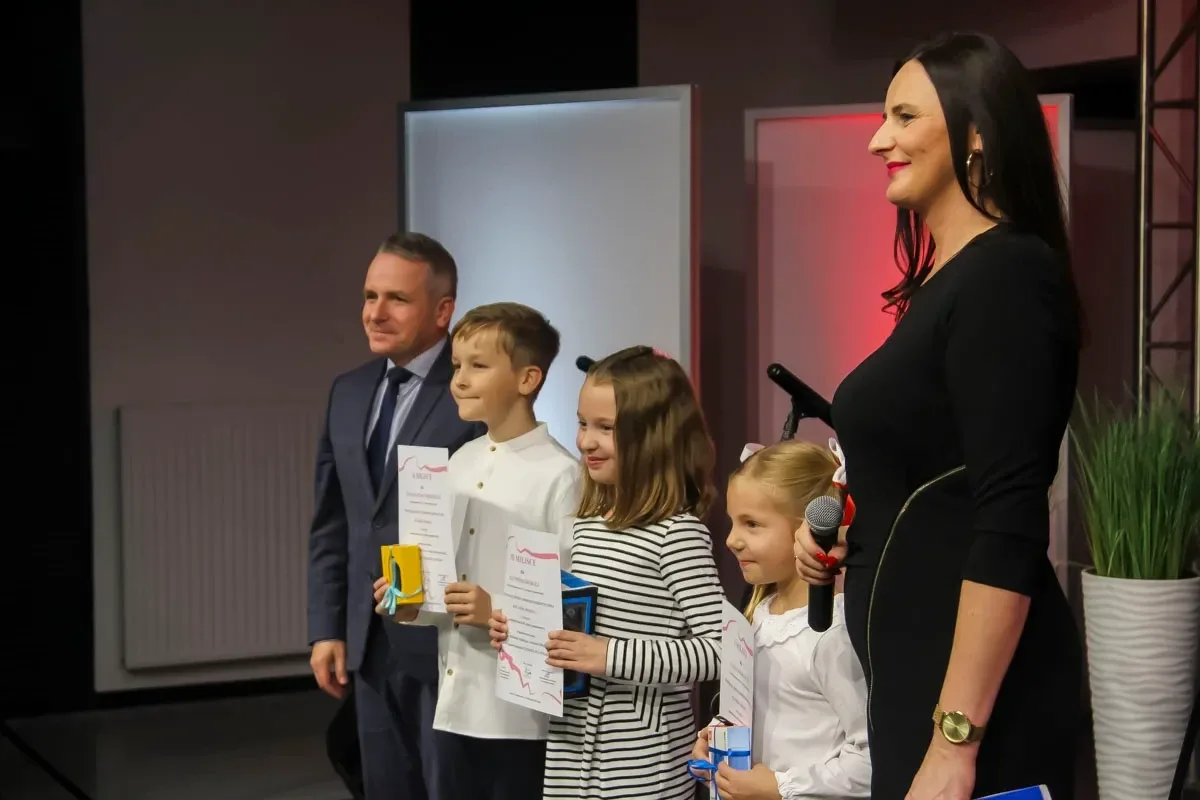 Dzieci i młodzież zaśpiewały w ramach piątkowego prologu przed Świętem Niepodległości (zdjęcia)