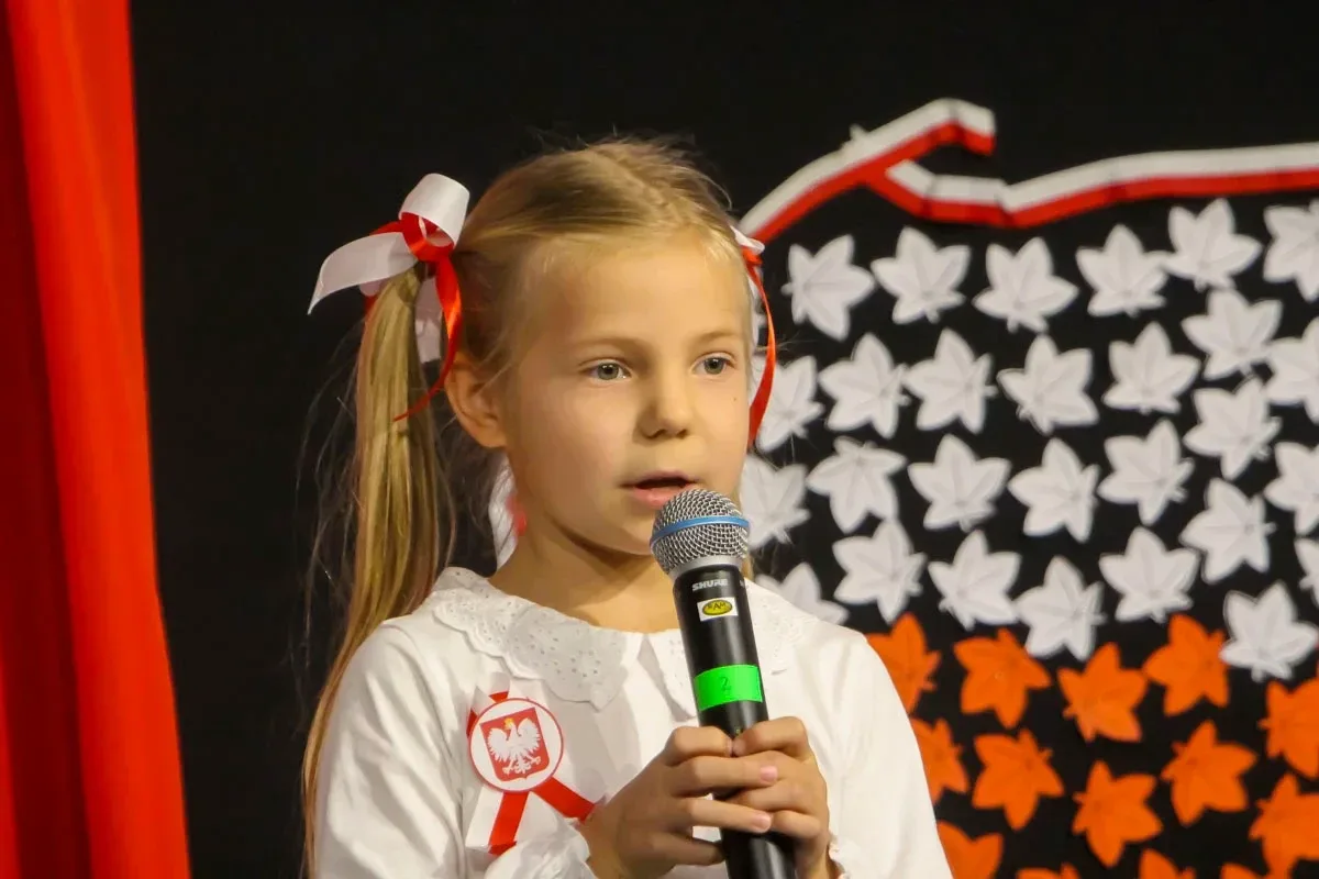 Dzieci i młodzież zaśpiewały w ramach piątkowego prologu przed Świętem Niepodległości (zdjęcia)