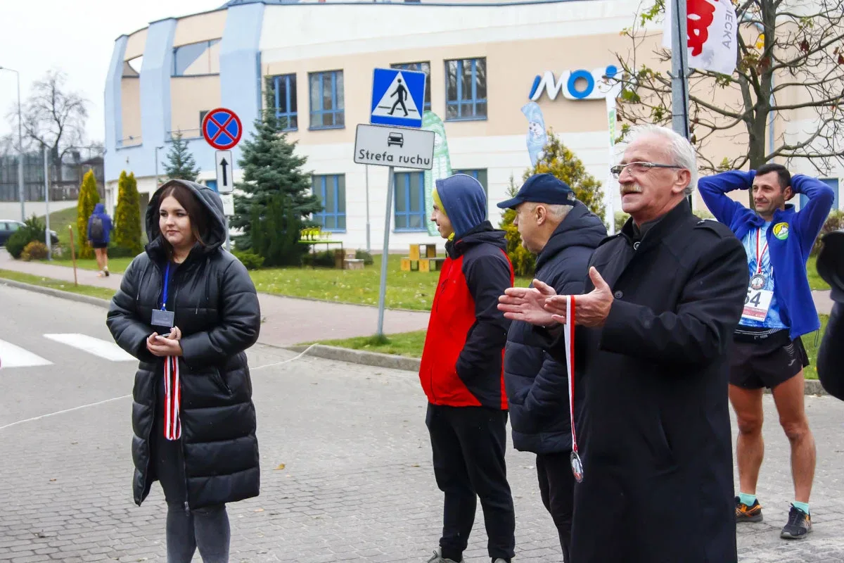 Deszczowa pogoda nie zatrzymała uczestników Półmaratonu Ostrowskiego (zdjęcia)
