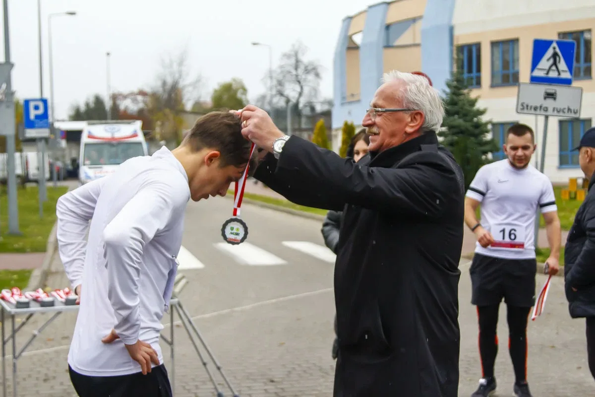 Deszczowa pogoda nie zatrzymała uczestników Półmaratonu Ostrowskiego (zdjęcia)