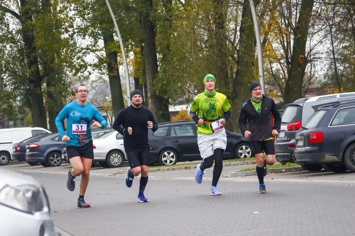 Deszczowa pogoda nie zatrzymała uczestników Półmaratonu Ostrowskiego (zdjęcia)