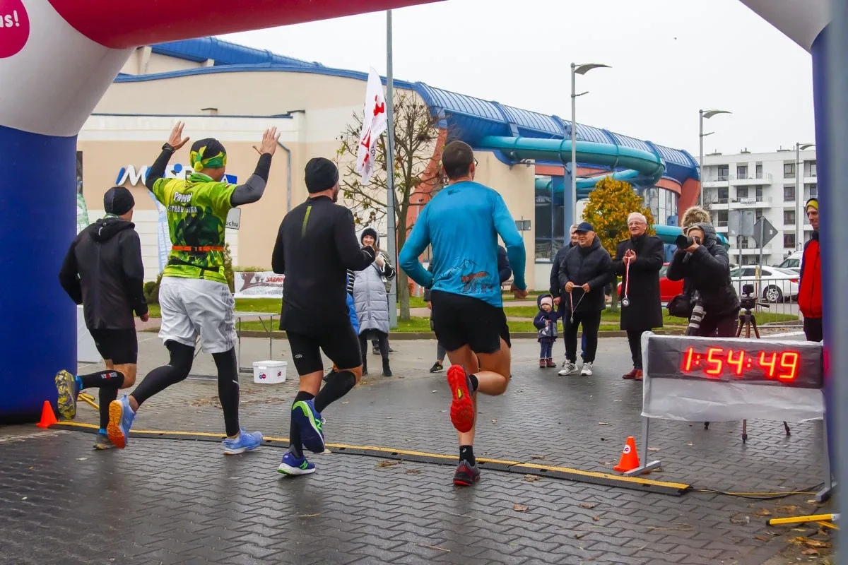Deszczowa pogoda nie zatrzymała uczestników Półmaratonu Ostrowskiego (zdjęcia)