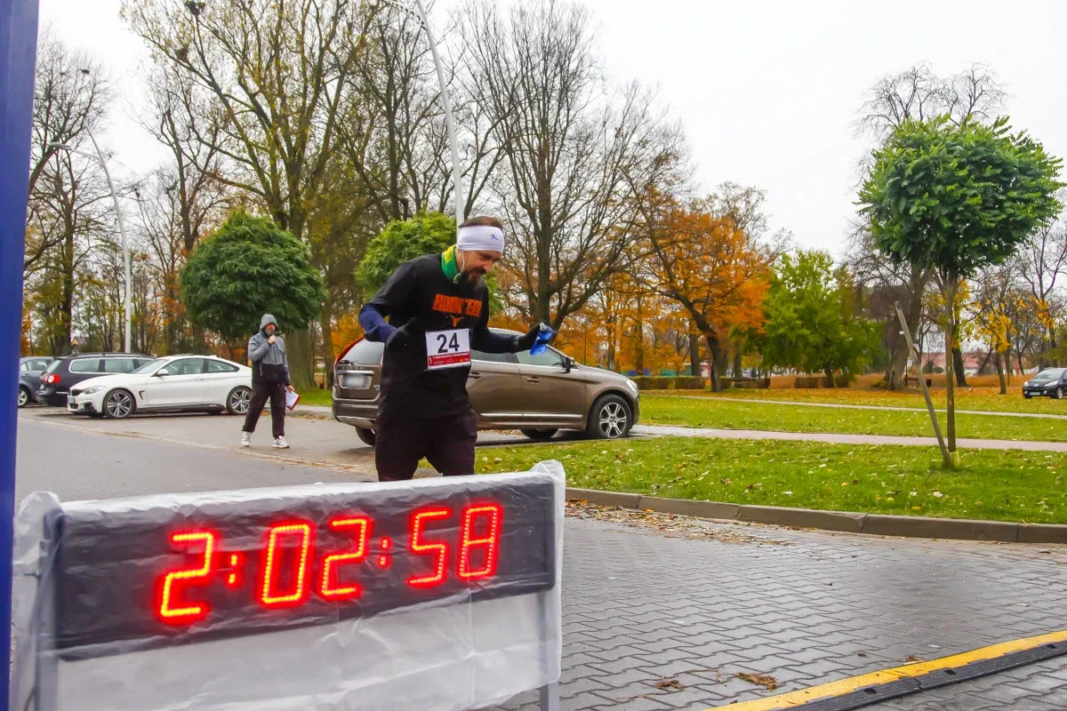 Deszczowa pogoda nie zatrzymała uczestników Półmaratonu Ostrowskiego (zdjęcia)