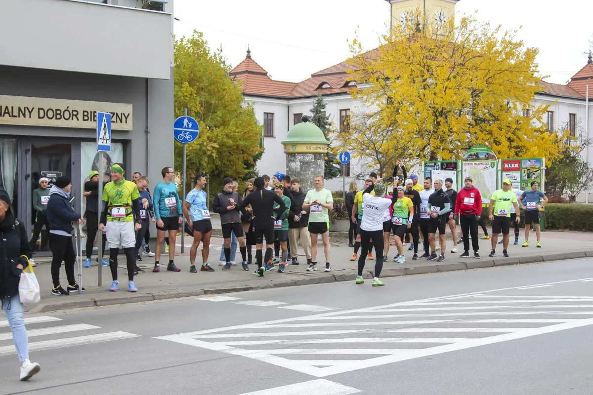 Deszczowa pogoda nie zatrzymała uczestników Półmaratonu Ostrowskiego (zdjęcia)
