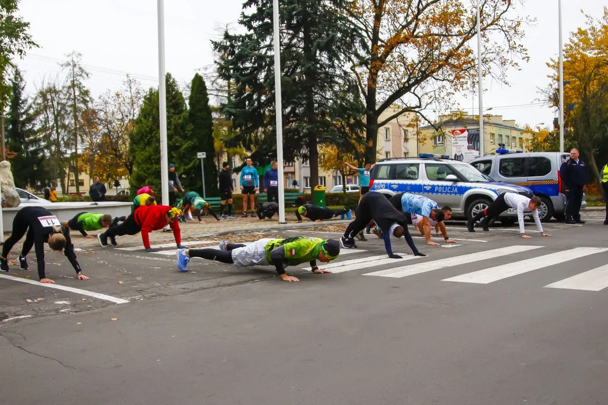 Deszczowa pogoda nie zatrzymała uczestników Półmaratonu Ostrowskiego (zdjęcia)