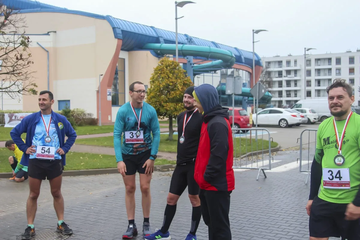 Deszczowa pogoda nie zatrzymała uczestników Półmaratonu Ostrowskiego (zdjęcia)