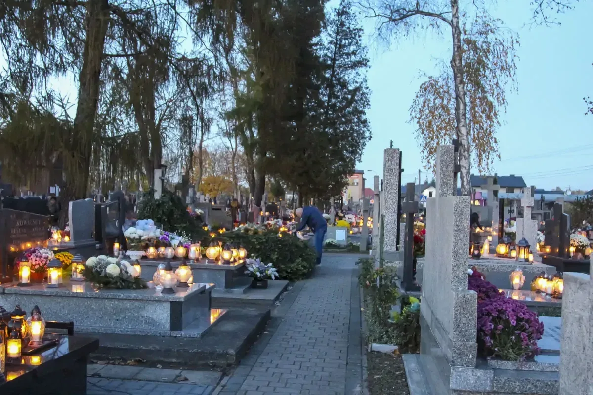 Zobacz niepowtarzalną atmosferę ostrowskiego cmentarza w dniu Wszystkich Świętych na naszych zdjęciach