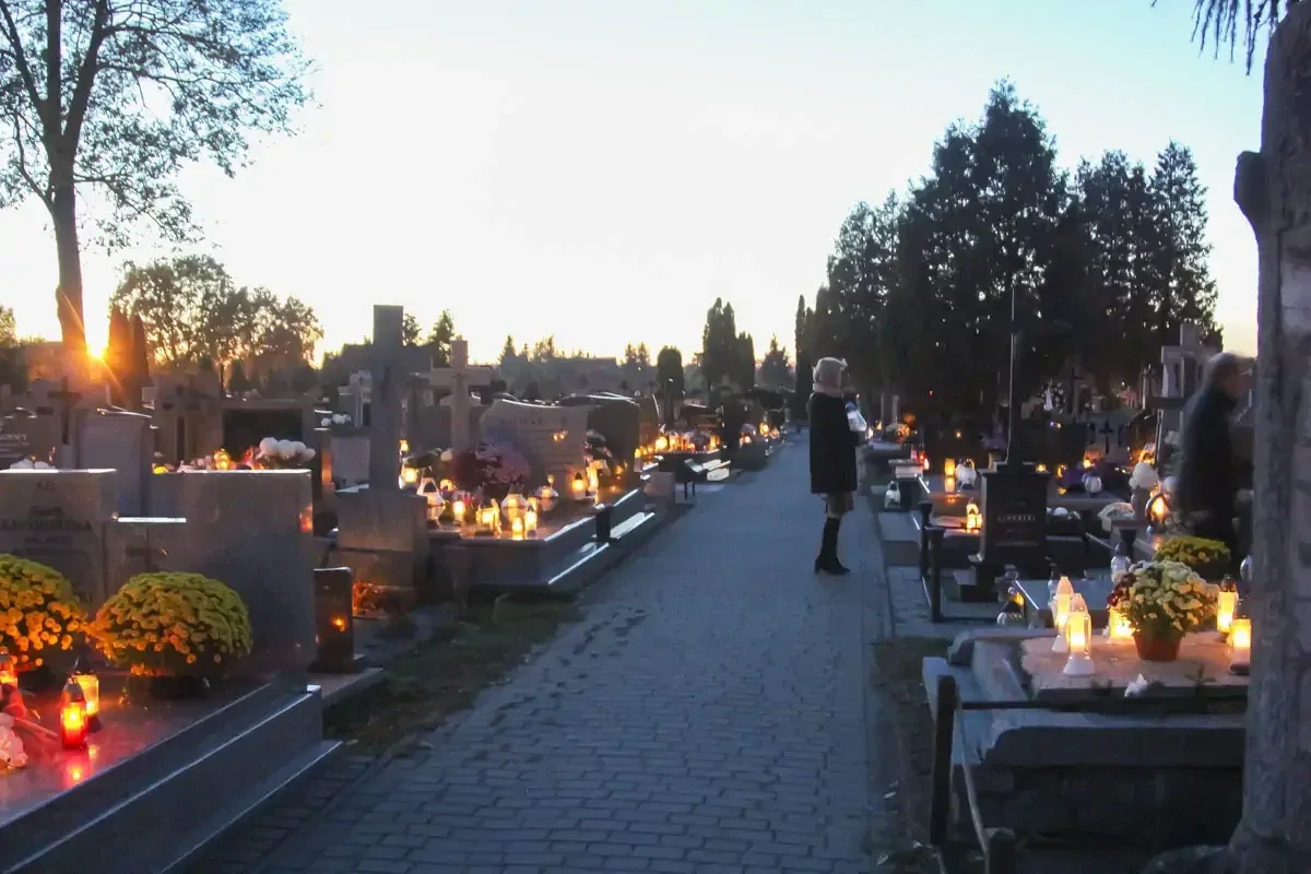 Zobacz niepowtarzalną atmosferę ostrowskiego cmentarza w dniu Wszystkich Świętych na naszych zdjęciach
