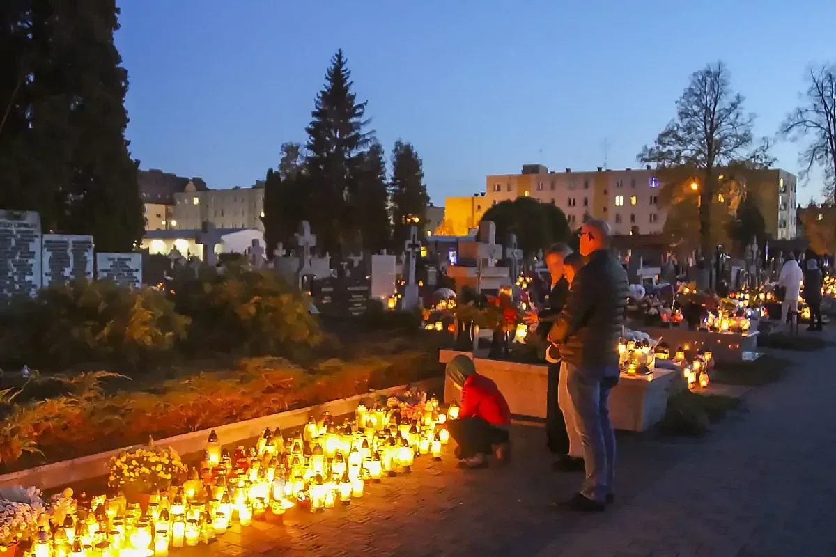 Zobacz niepowtarzalną atmosferę ostrowskiego cmentarza w dniu Wszystkich Świętych na naszych zdjęciach