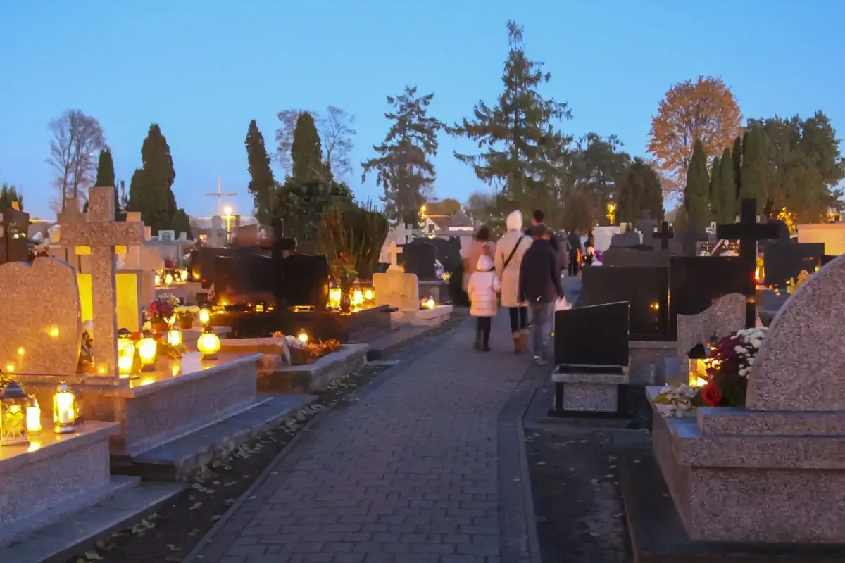 Zobacz niepowtarzalną atmosferę ostrowskiego cmentarza w dniu Wszystkich Świętych na naszych zdjęciach