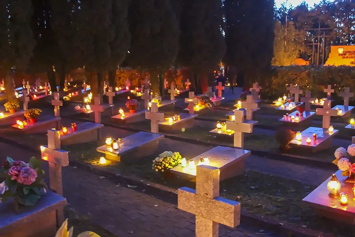 Zobacz niepowtarzalną atmosferę ostrowskiego cmentarza w dniu Wszystkich Świętych na naszych zdjęciach