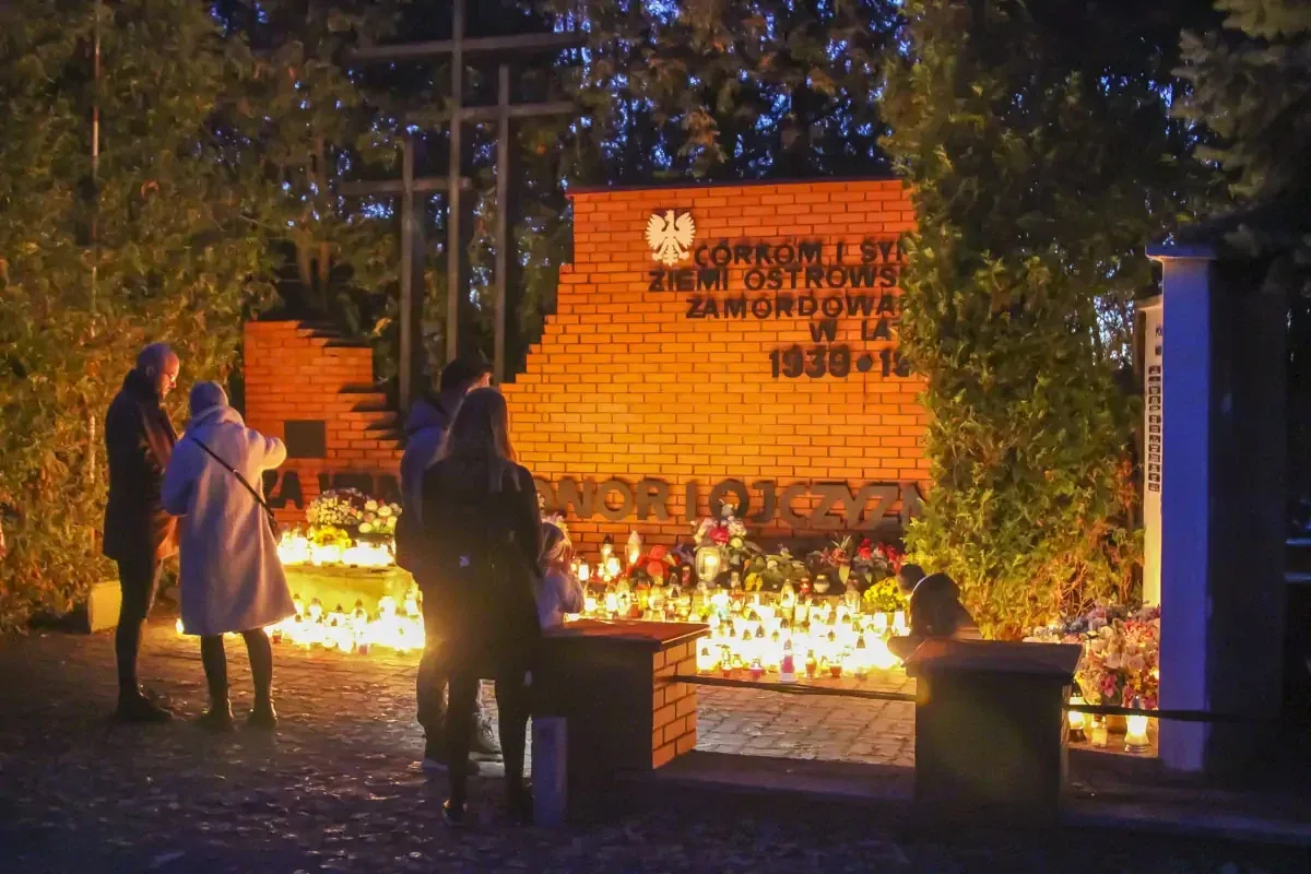 Zobacz niepowtarzalną atmosferę ostrowskiego cmentarza w dniu Wszystkich Świętych na naszych zdjęciach