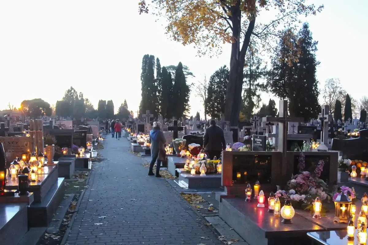 Zobacz niepowtarzalną atmosferę ostrowskiego cmentarza w dniu Wszystkich Świętych na naszych zdjęciach