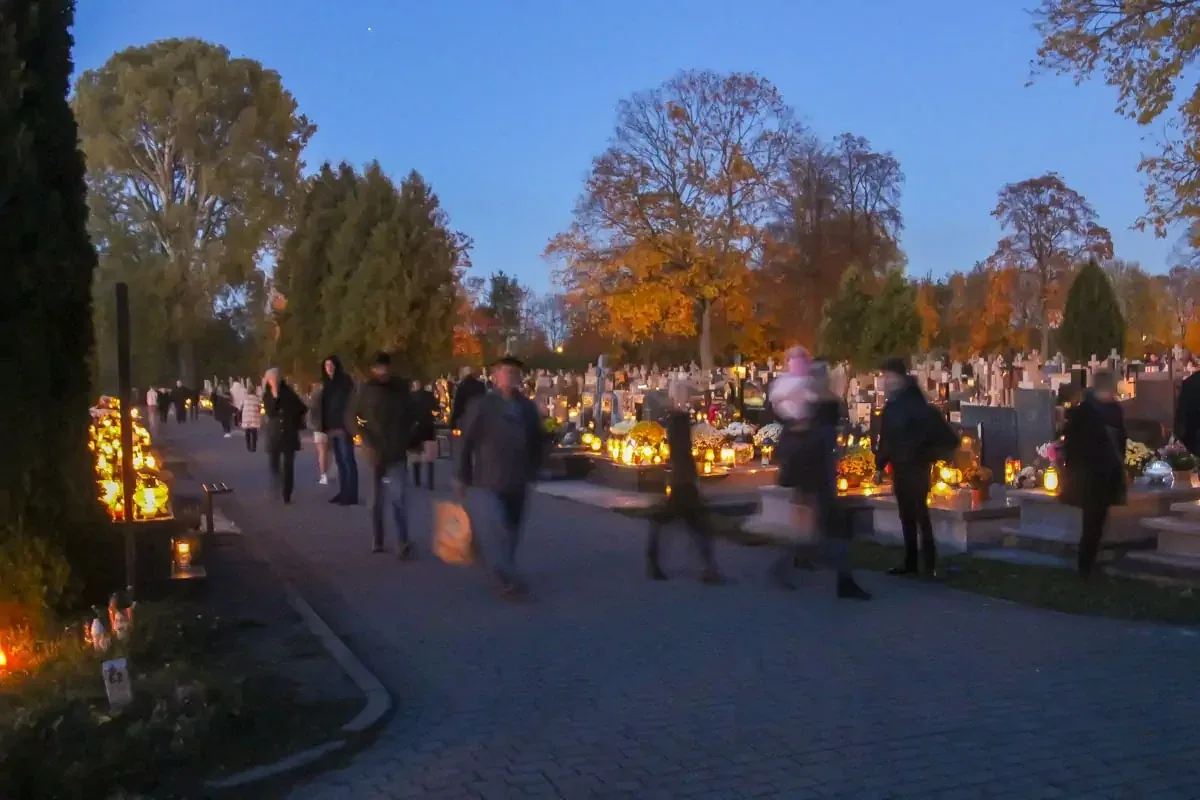 Zobacz niepowtarzalną atmosferę ostrowskiego cmentarza w dniu Wszystkich Świętych na naszych zdjęciach