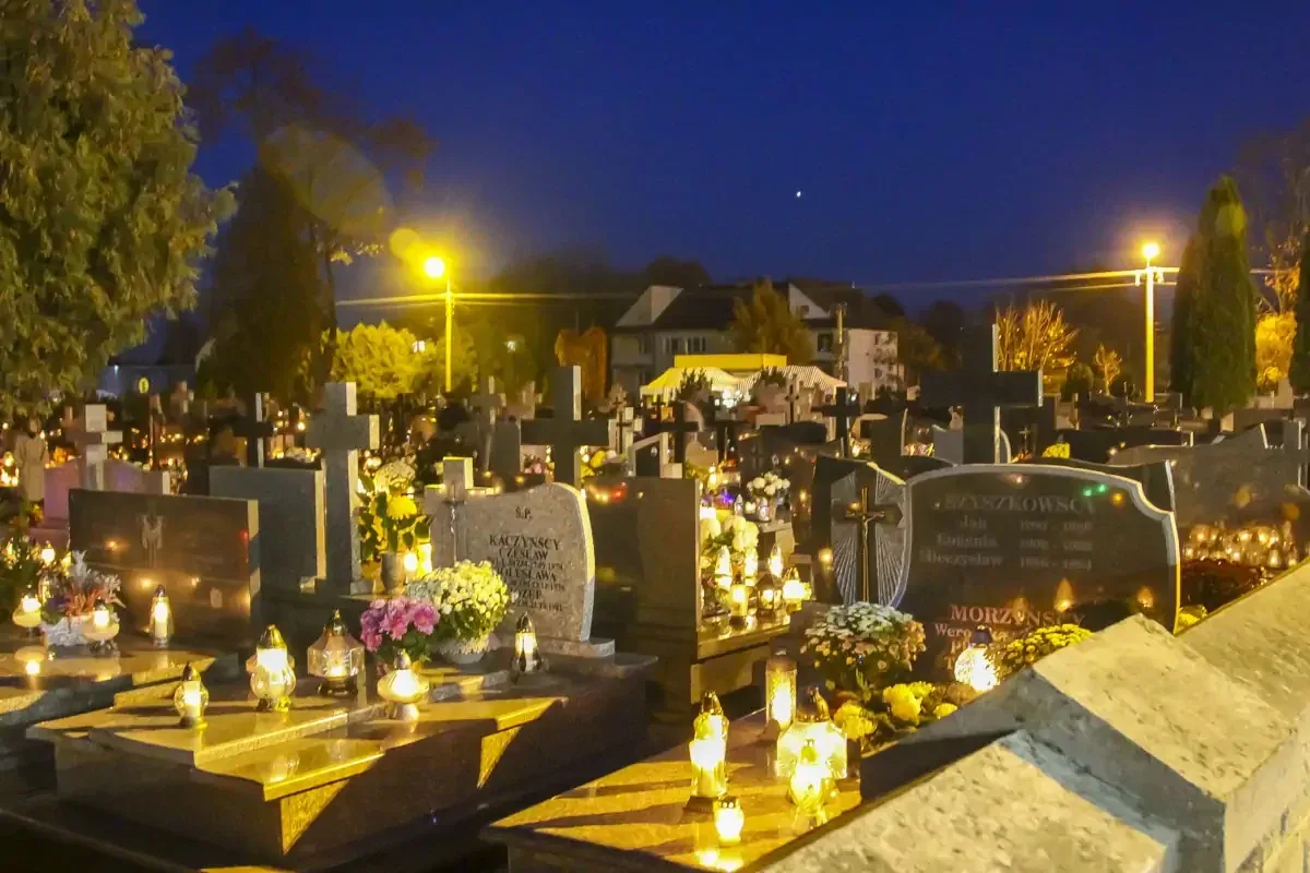 Zobacz niepowtarzalną atmosferę ostrowskiego cmentarza w dniu Wszystkich Świętych na naszych zdjęciach