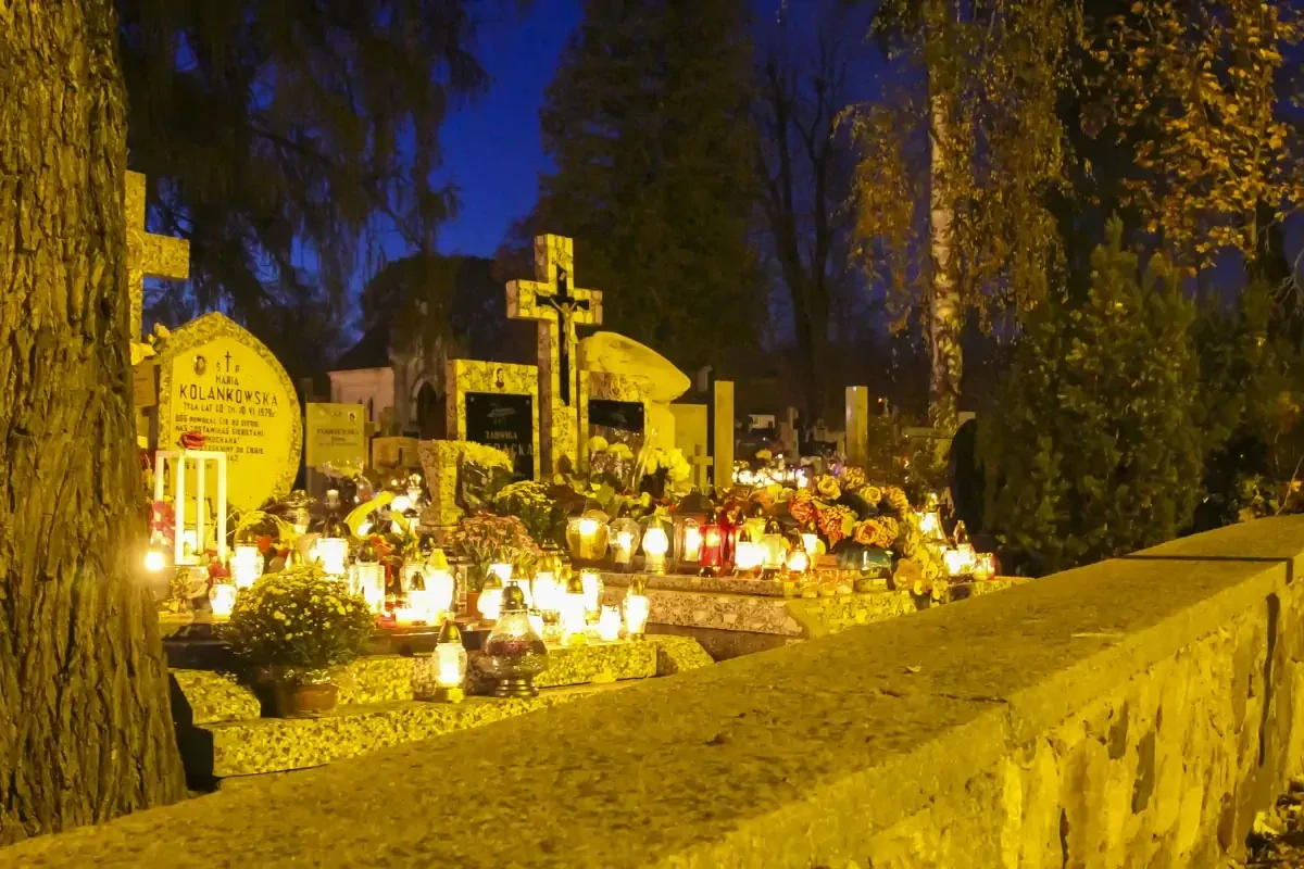 Zobacz niepowtarzalną atmosferę ostrowskiego cmentarza w dniu Wszystkich Świętych na naszych zdjęciach