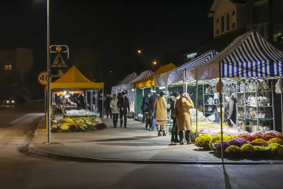 Zobacz niepowtarzalną atmosferę ostrowskiego cmentarza w dniu Wszystkich Świętych na naszych zdjęciach