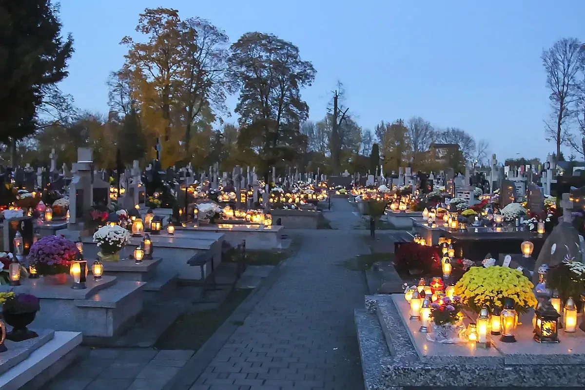 Zobacz niepowtarzalną atmosferę ostrowskiego cmentarza w dniu Wszystkich Świętych na naszych zdjęciach