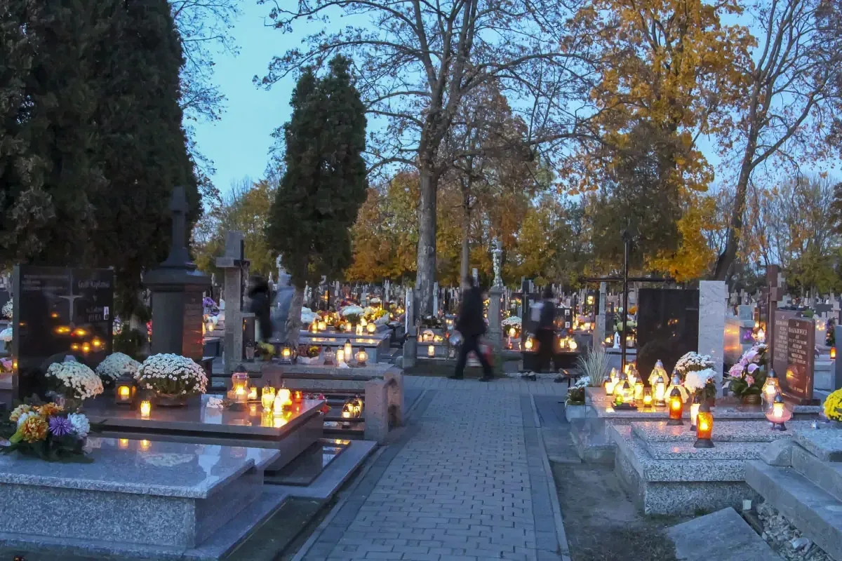 Zobacz niepowtarzalną atmosferę ostrowskiego cmentarza w dniu Wszystkich Świętych na naszych zdjęciach