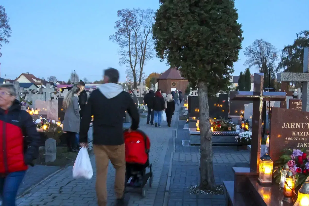 Zobacz niepowtarzalną atmosferę ostrowskiego cmentarza w dniu Wszystkich Świętych na naszych zdjęciach