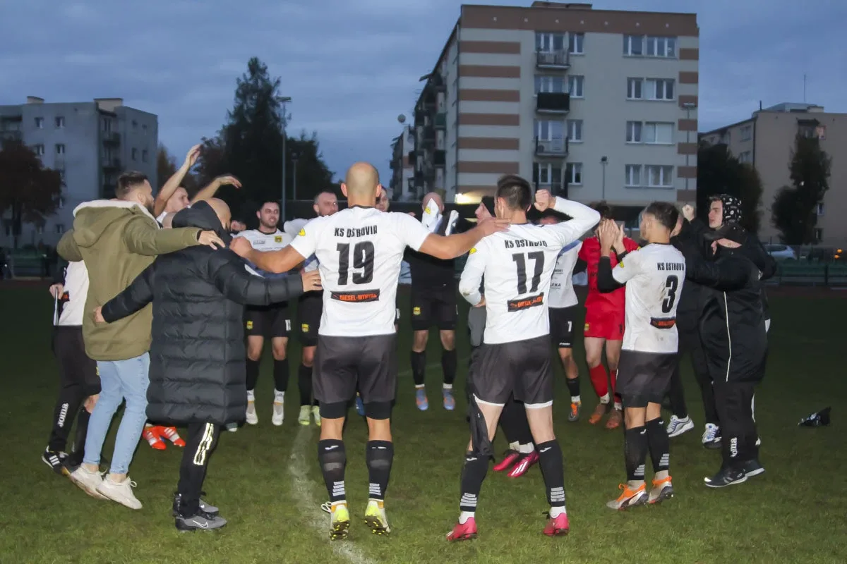 Wiernych kibiców nie zabrakło podczas zwycięskiego meczu KS Ostrovia (zdjęcia)