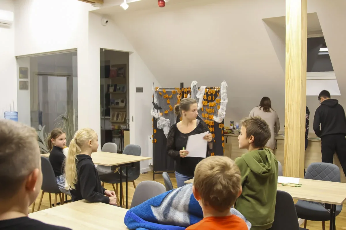 Dreszczyk, zabawa i warsztaty podczas ostrowskiej Nocy Bibliotek (zdjęcia)