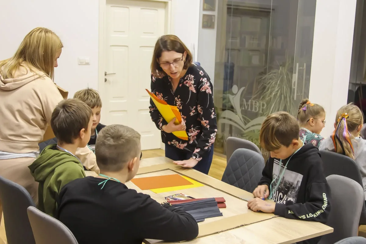 Dreszczyk, zabawa i warsztaty podczas ostrowskiej Nocy Bibliotek (zdjęcia)