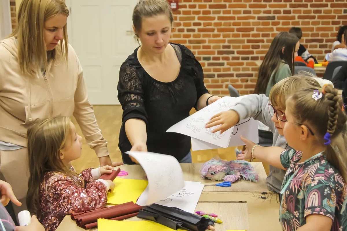 Dreszczyk, zabawa i warsztaty podczas ostrowskiej Nocy Bibliotek (zdjęcia)