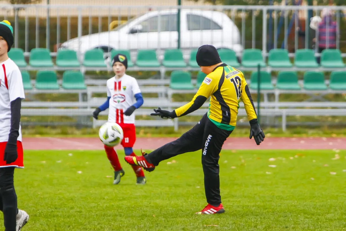 Domowy mecz ligowy MKS Ostrowianka z bardzo bliskim wynikiem (zdjęcia)