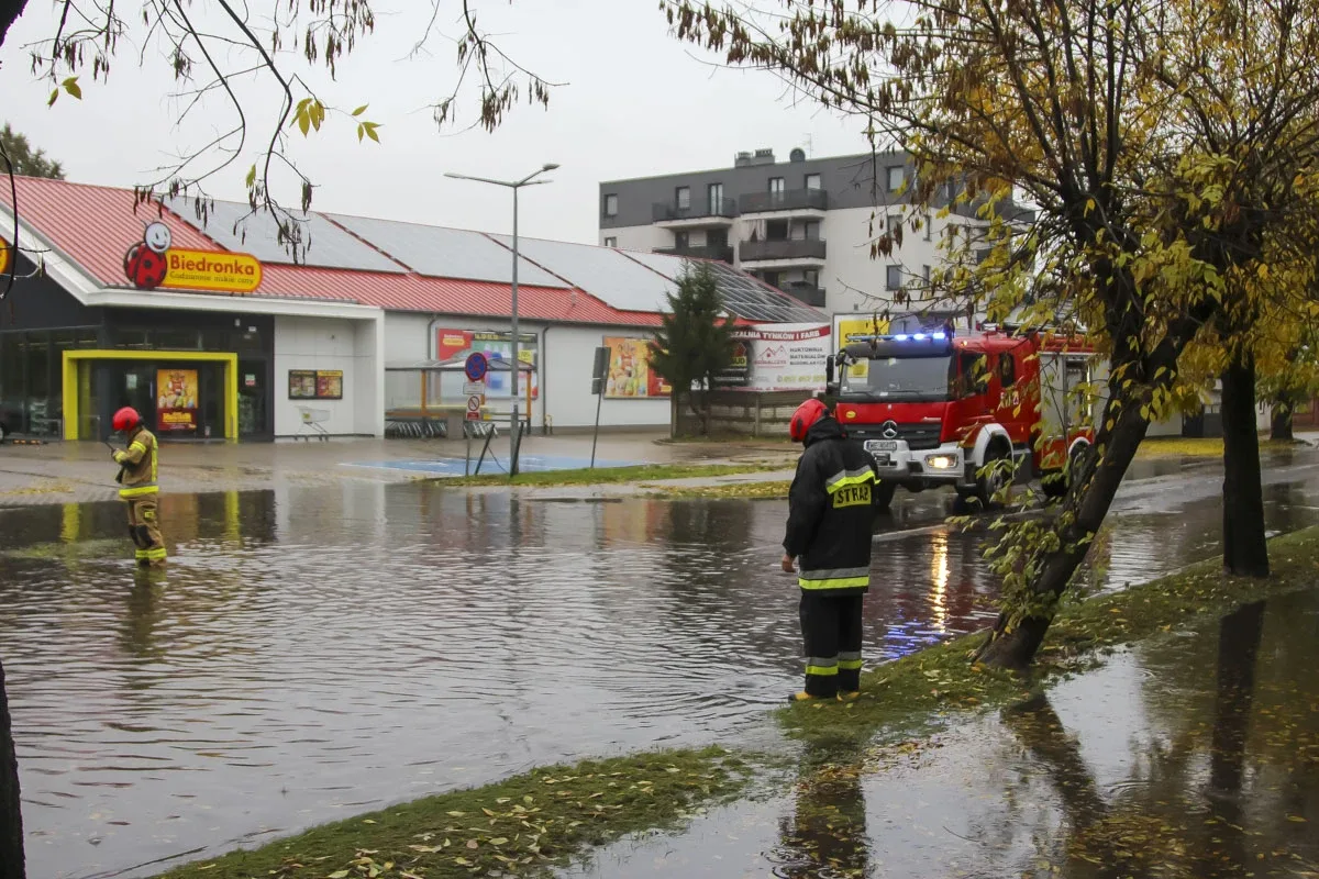 Ulewny deszcz w Ostrowi Mazowieckiej. Lekkie podtopienia w kilku miejscach (zdjęcia)