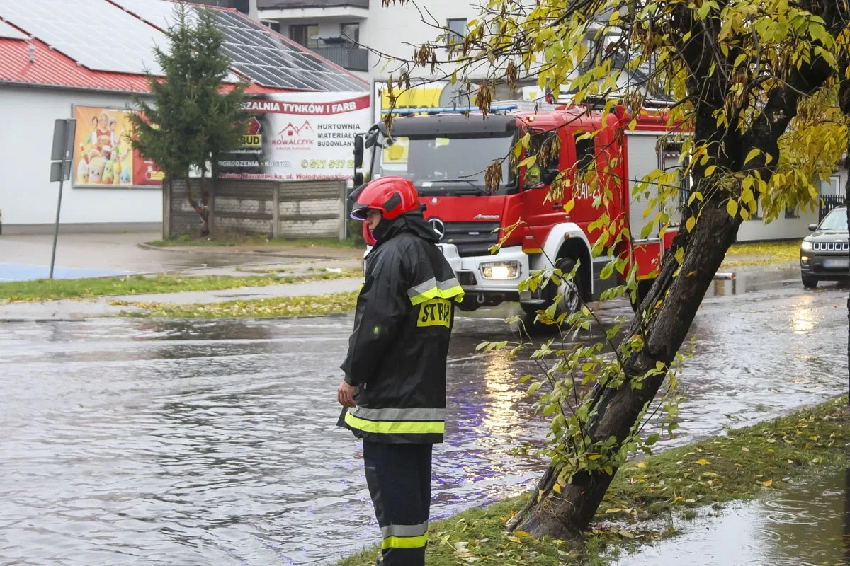 Ulewny deszcz w Ostrowi Mazowieckiej. Lekkie podtopienia w kilku miejscach (zdjęcia)