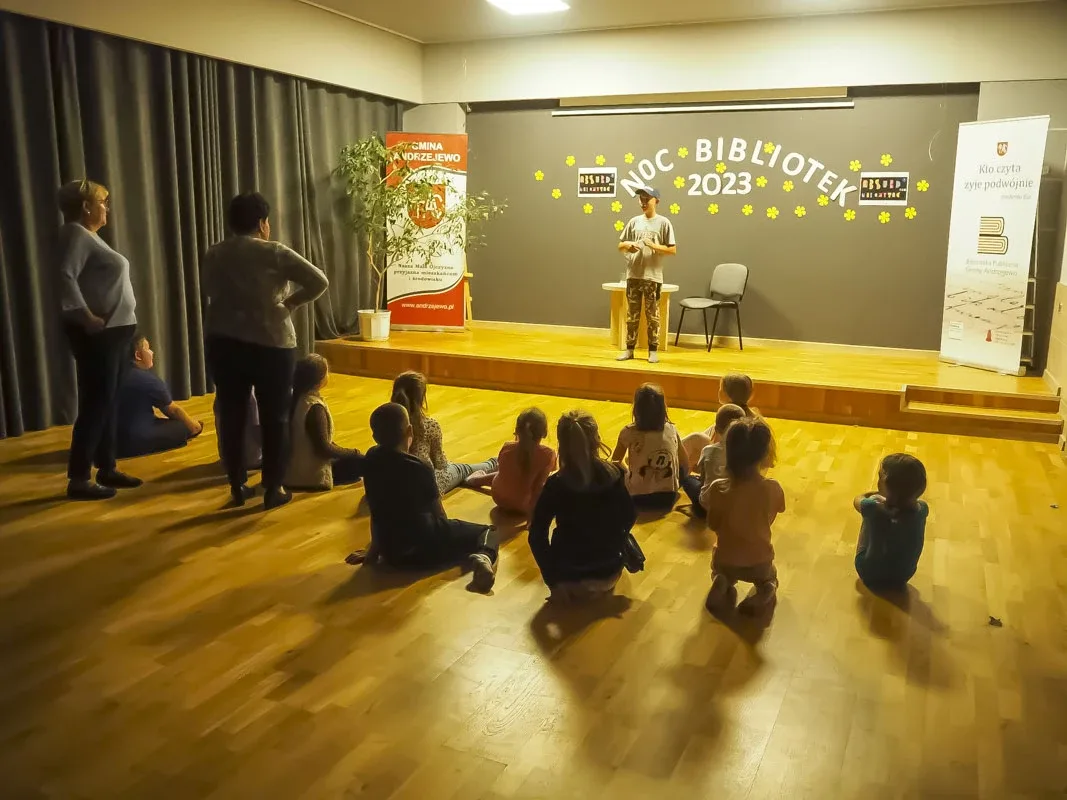 Nocne czytanie i zabawa podczas andrzejewskiej Nocy Bibliotek (zdjęcia)