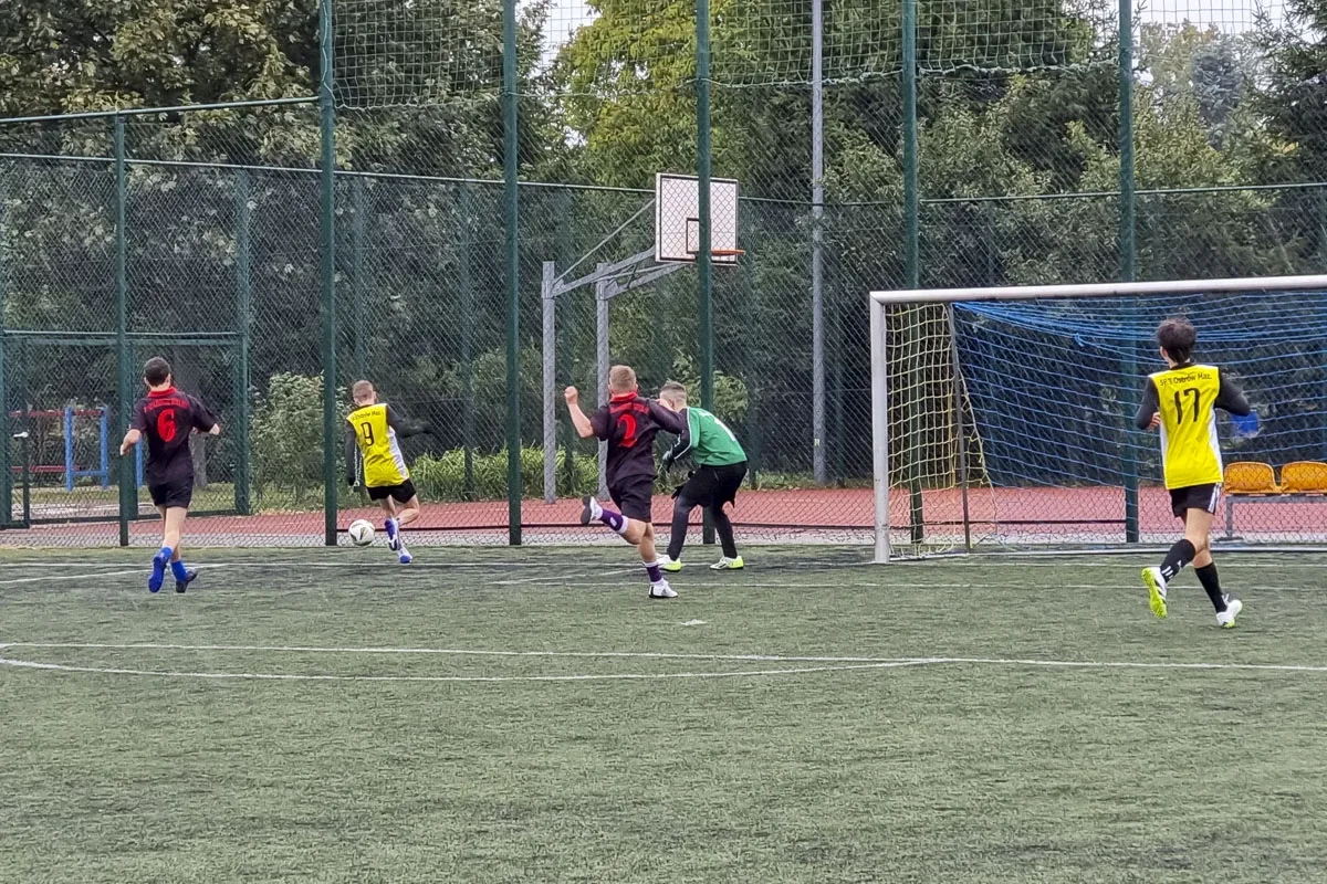 Młodzi adepci futbolu na ostrowskim Orliku (zdjęcia)