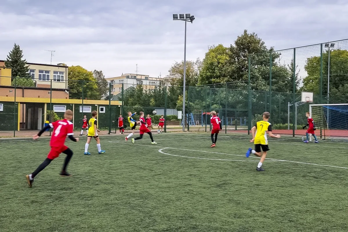 Młodzi adepci futbolu na ostrowskim Orliku (zdjęcia)