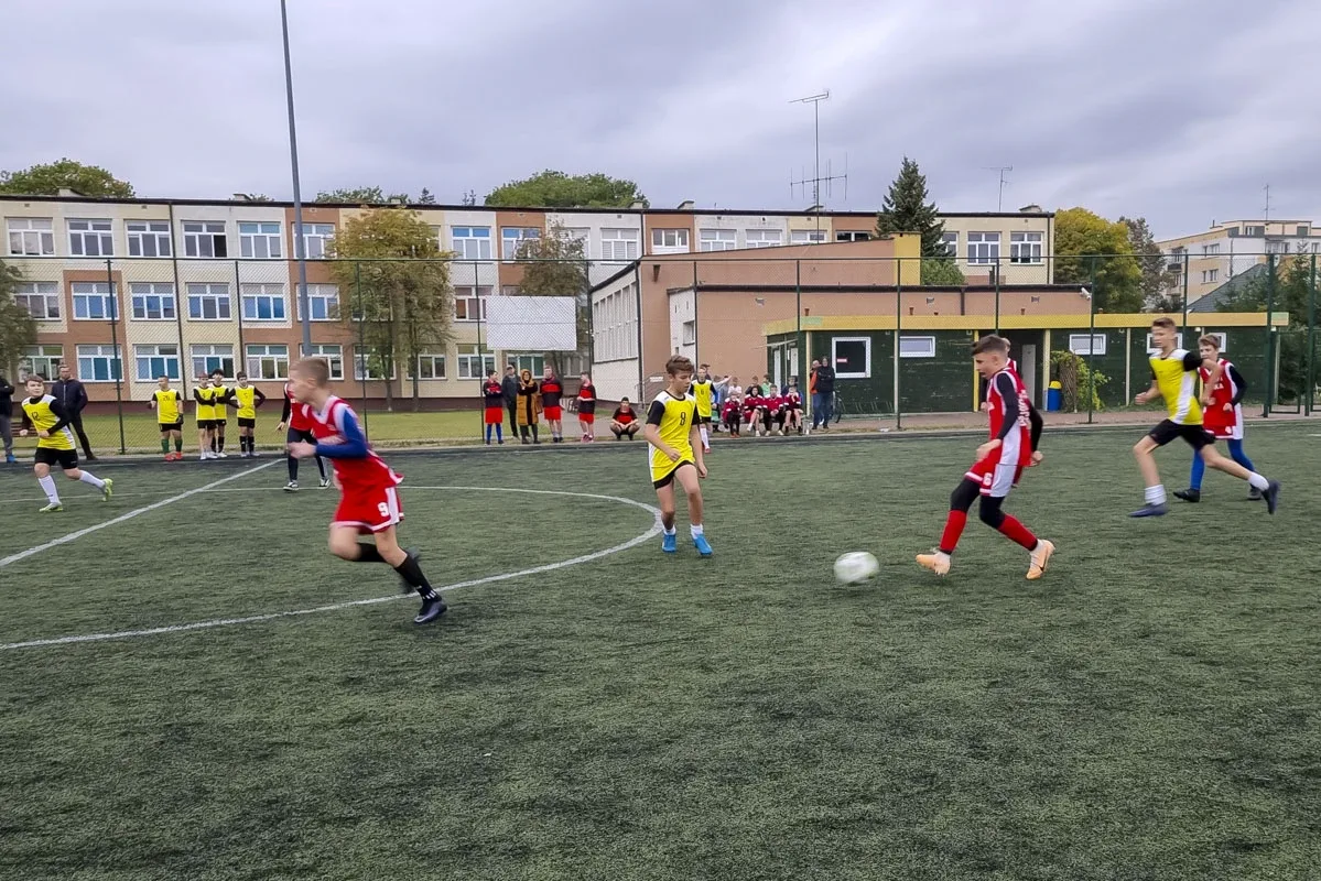 Młodzi adepci futbolu na ostrowskim Orliku (zdjęcia)