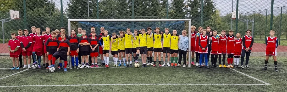 Młodzi adepci futbolu na ostrowskim Orliku (zdjęcia)