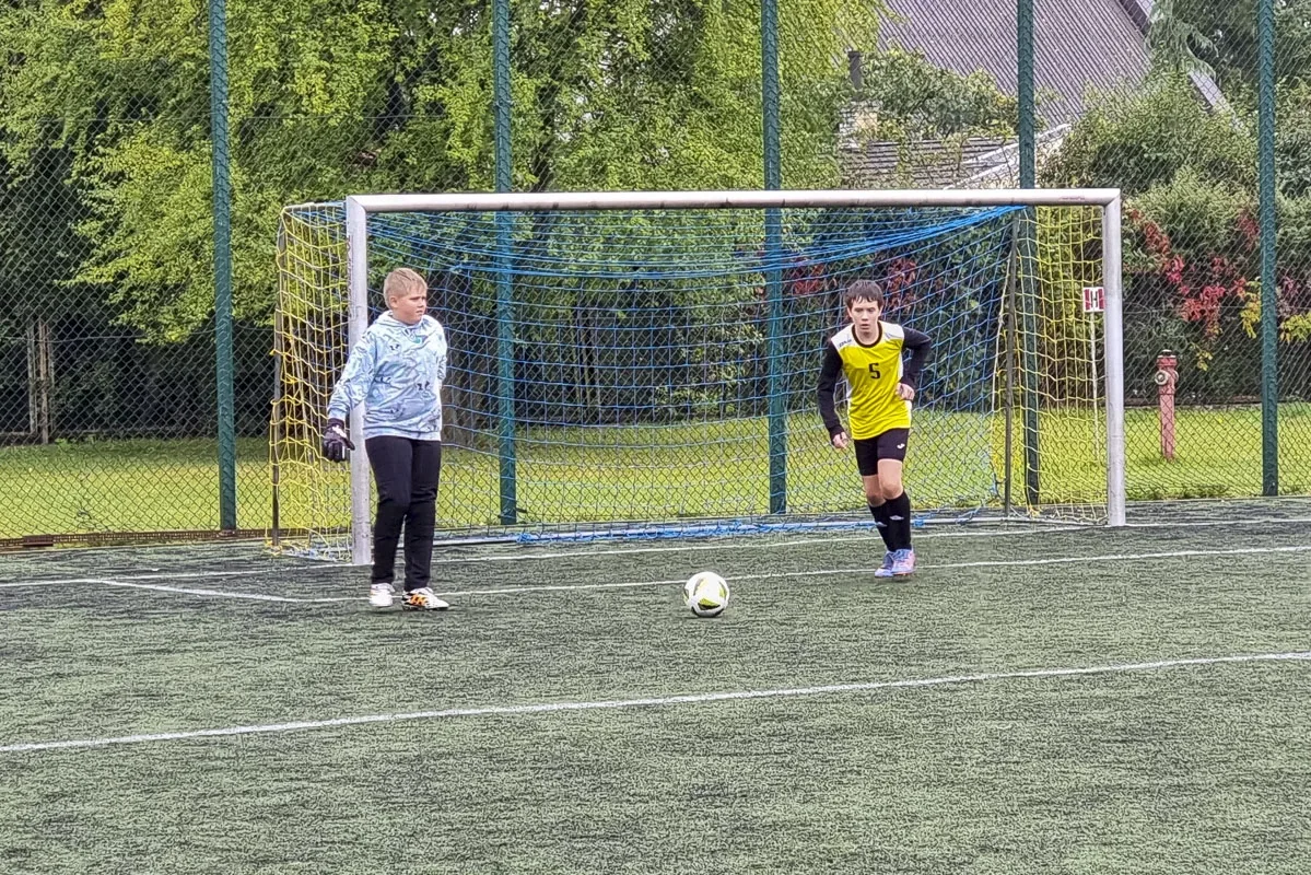 Młodzi adepci futbolu na ostrowskim Orliku (zdjęcia)
