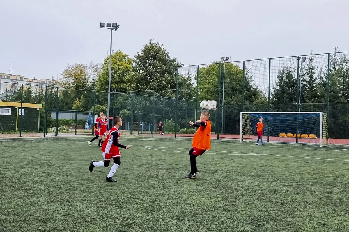 Młodzi adepci futbolu na ostrowskim Orliku (zdjęcia)