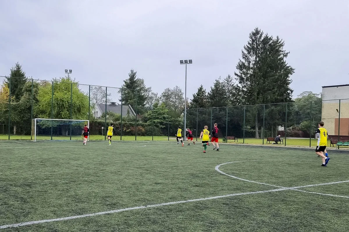 Młodzi adepci futbolu na ostrowskim Orliku (zdjęcia)
