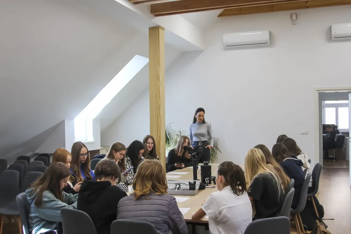 Młodzież poznaje pracę w radiu, telewizji i prasie (zdjęcia)