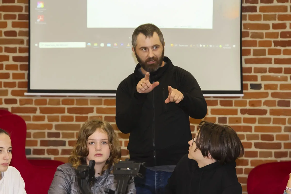 Młodzież poznaje pracę w radiu, telewizji i prasie (zdjęcia)