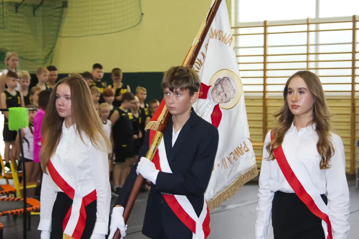 Uroczyste ślubowanie oddziału sportowego w Szkole Podstawowej nr 2 w Ostrowi Mazowieckiej (zdjęcia)