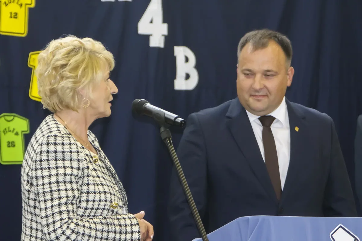 Uroczyste ślubowanie oddziału sportowego w Szkole Podstawowej nr 2 w Ostrowi Mazowieckiej (zdjęcia)