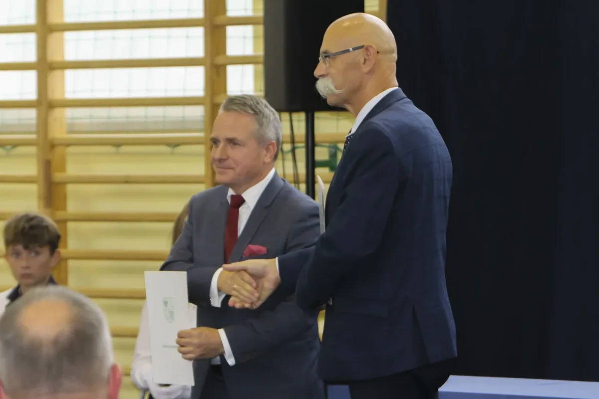 Uroczyste ślubowanie oddziału sportowego w Szkole Podstawowej nr 2 w Ostrowi Mazowieckiej (zdjęcia)