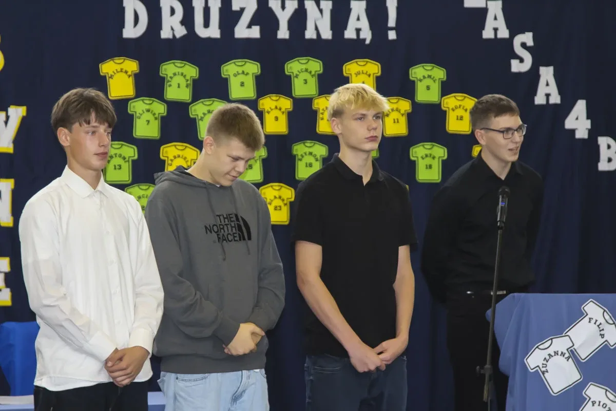 Uroczyste ślubowanie oddziału sportowego w Szkole Podstawowej nr 2 w Ostrowi Mazowieckiej (zdjęcia)