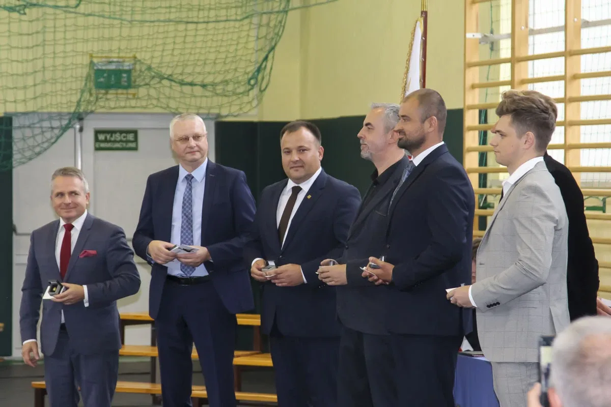 Uroczyste ślubowanie oddziału sportowego w Szkole Podstawowej nr 2 w Ostrowi Mazowieckiej (zdjęcia)