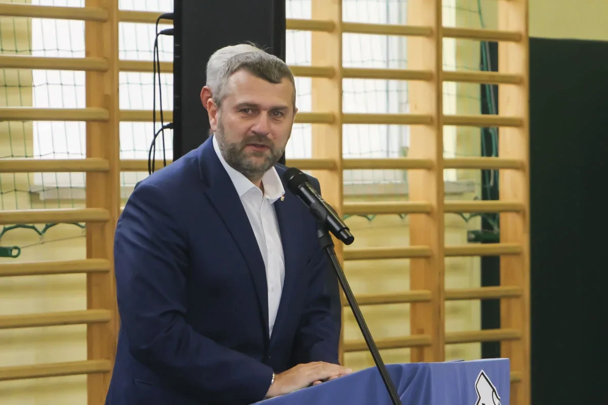 Uroczyste ślubowanie oddziału sportowego w Szkole Podstawowej nr 2 w Ostrowi Mazowieckiej (zdjęcia)