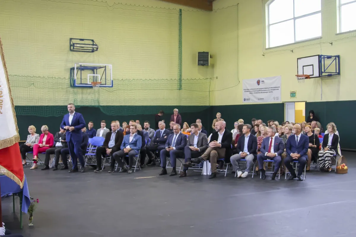 Uroczyste ślubowanie oddziału sportowego w Szkole Podstawowej nr 2 w Ostrowi Mazowieckiej (zdjęcia)