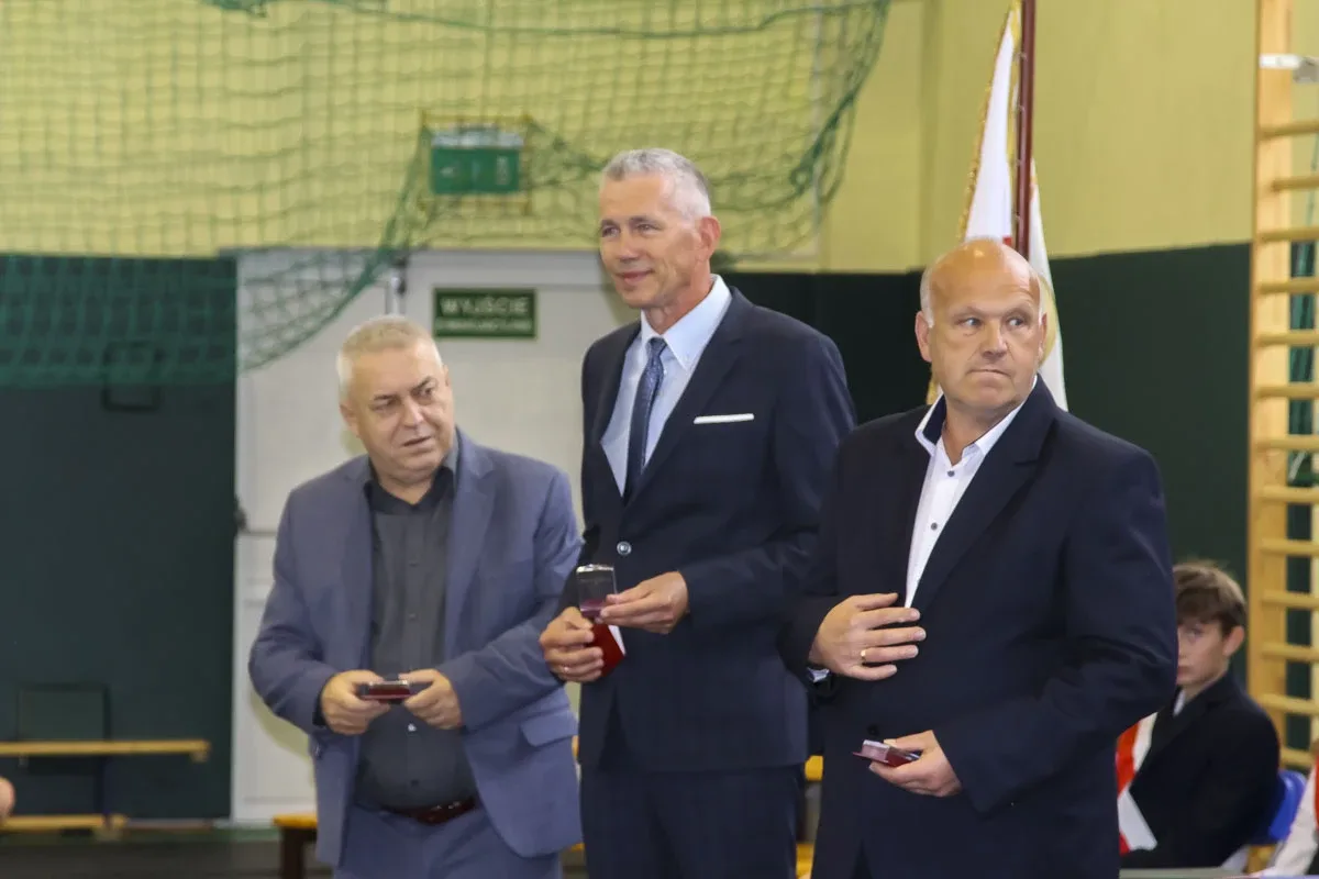 Uroczyste ślubowanie oddziału sportowego w Szkole Podstawowej nr 2 w Ostrowi Mazowieckiej (zdjęcia)